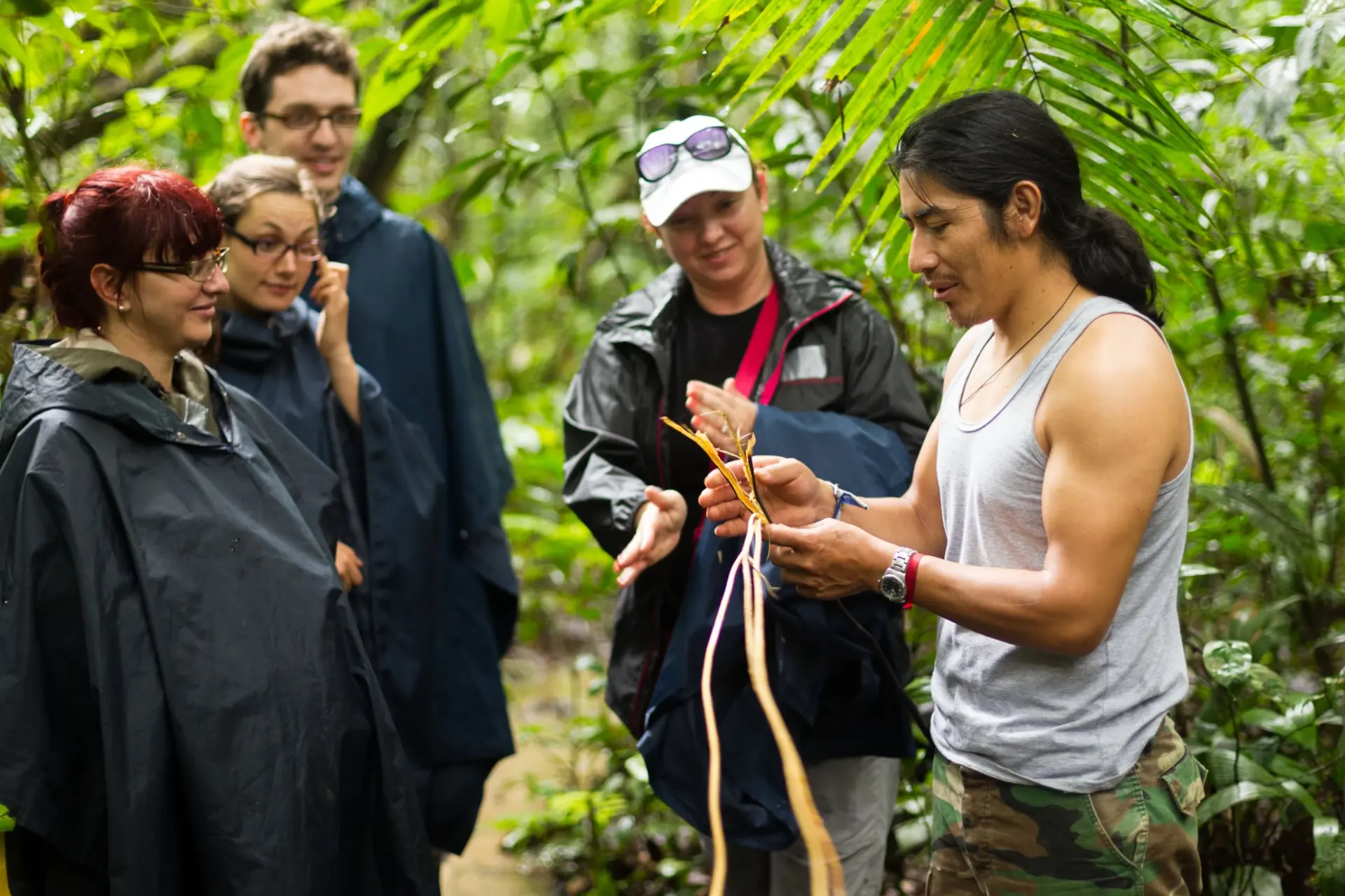 Petit groupe de voyageur avec guide local