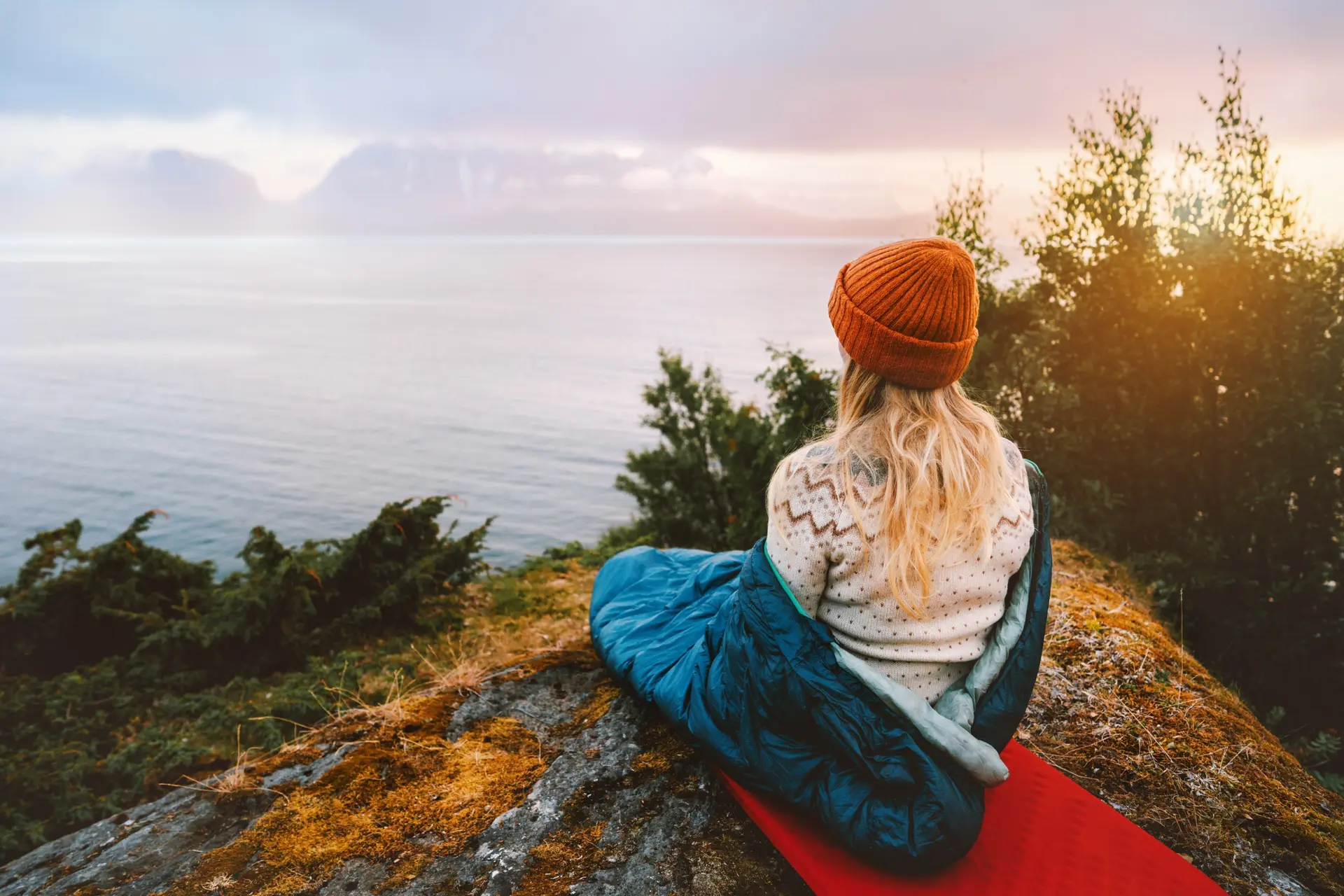 femme seule devant un lac