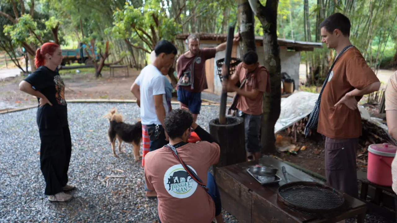 Préparation des friandises pour les éléphants au Chi Jungle Man