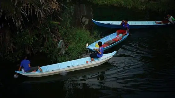 Les enfants du quartier s'improvisent taxis des eaux pour se faire quelques sous.