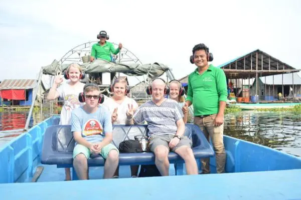 Samnorp et son frère Samnang, accompagnés des touristes du jour. 