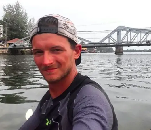 Arthur s'entraîne à bord d'un kayak depuis plusieurs semaines dans les eaux de Kep et Kampot.