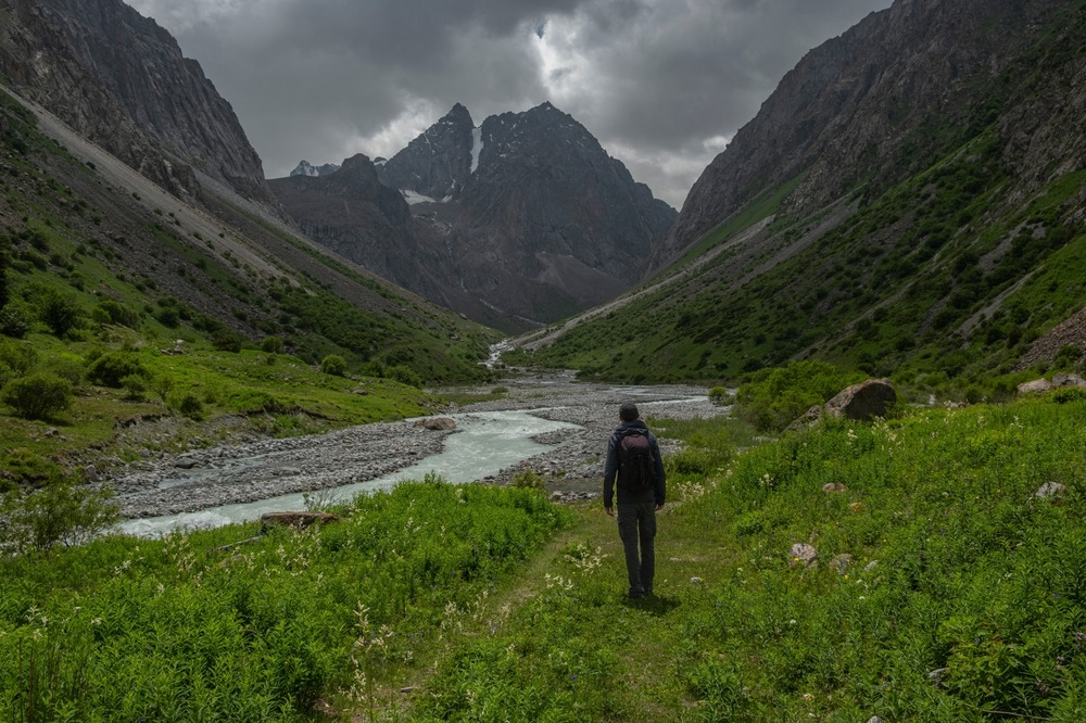 Quali sono i rischi naturali durante un'escursione all'aperto?