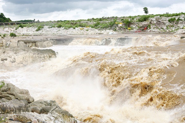 Dhuandhar Falls