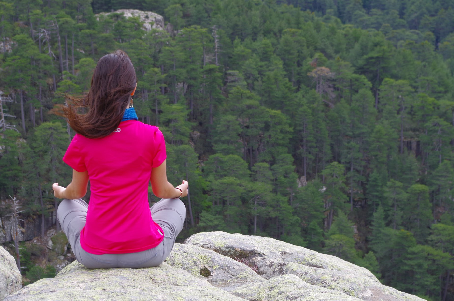 Séjour de yoga en Corse : avantages et lieux incontournables pour une retraite réussie !