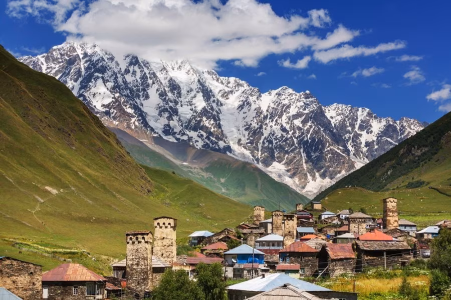 Auf den Pfaden des Kaukasus: Kultur und Wandern