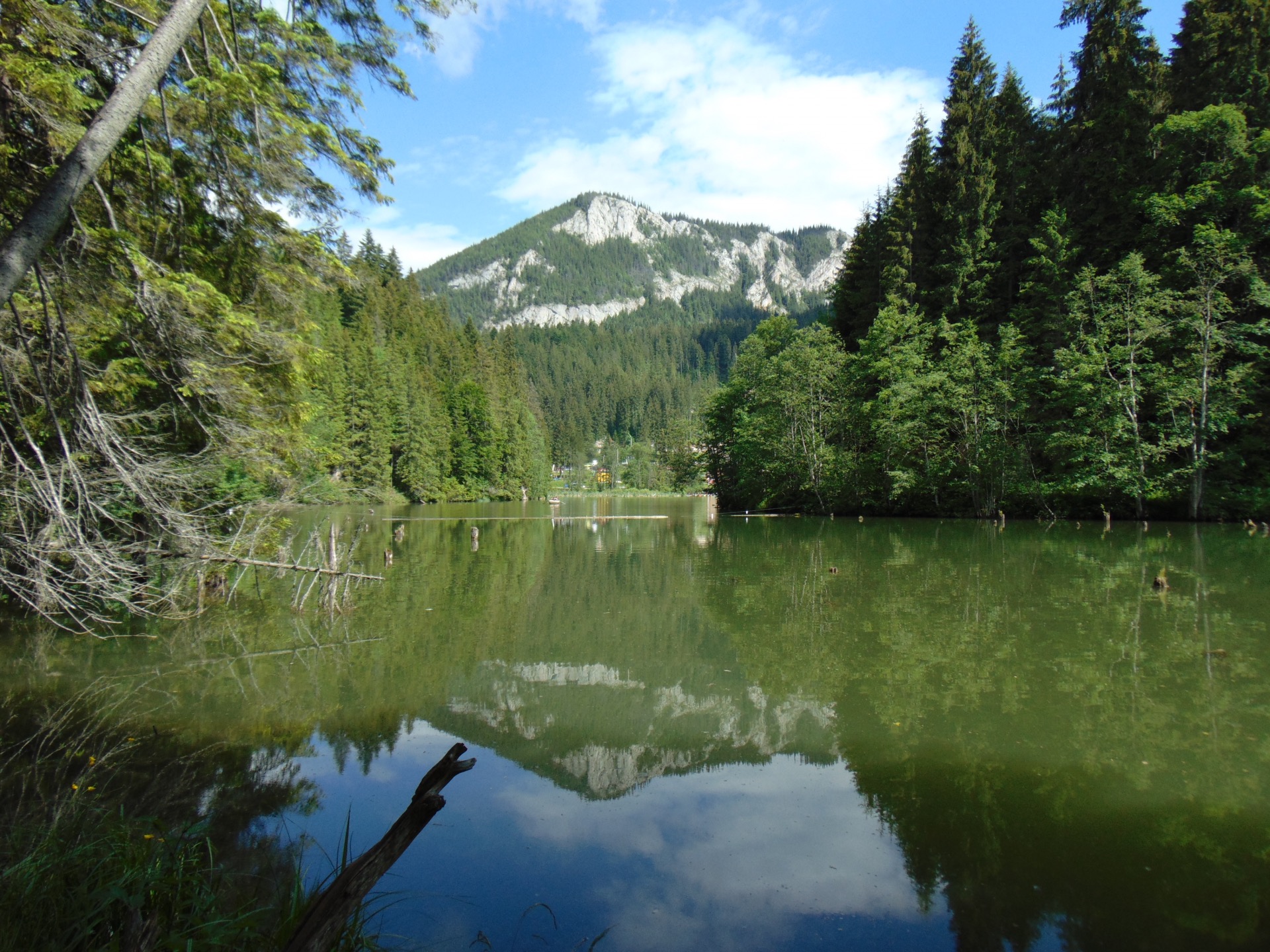 Le Lac Rouge