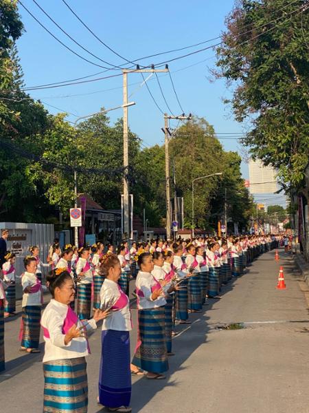 Plus de 7000 danseurs traditionnels pour le 729e anniversaire de Chiang Mai : Un record enregistré dans le Guinness Book