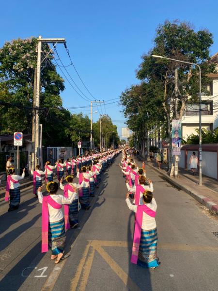 Plus de 7000 danseurs traditionnels pour le 729e anniversaire de Chiang Mai : Un record enregistré dans le Guinness Book