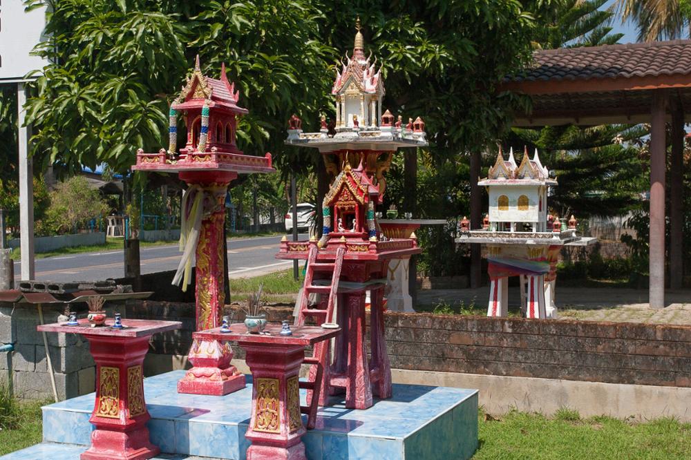 Qu'est-ce que les petites maisons des esprits dans les jardins thaïlandais ?