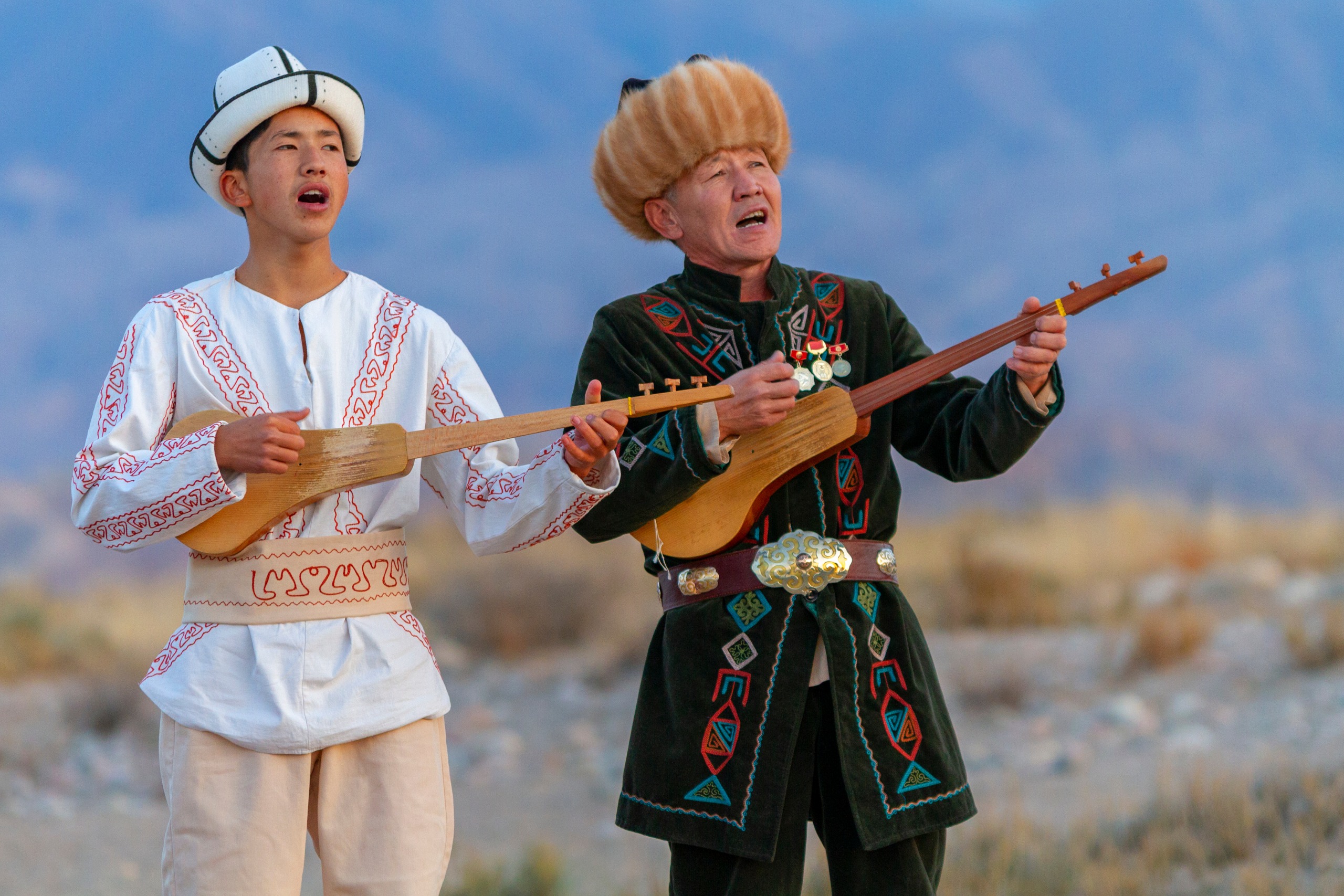 En voyage au rythme du Komuz, instrument traditionnel kirghiz