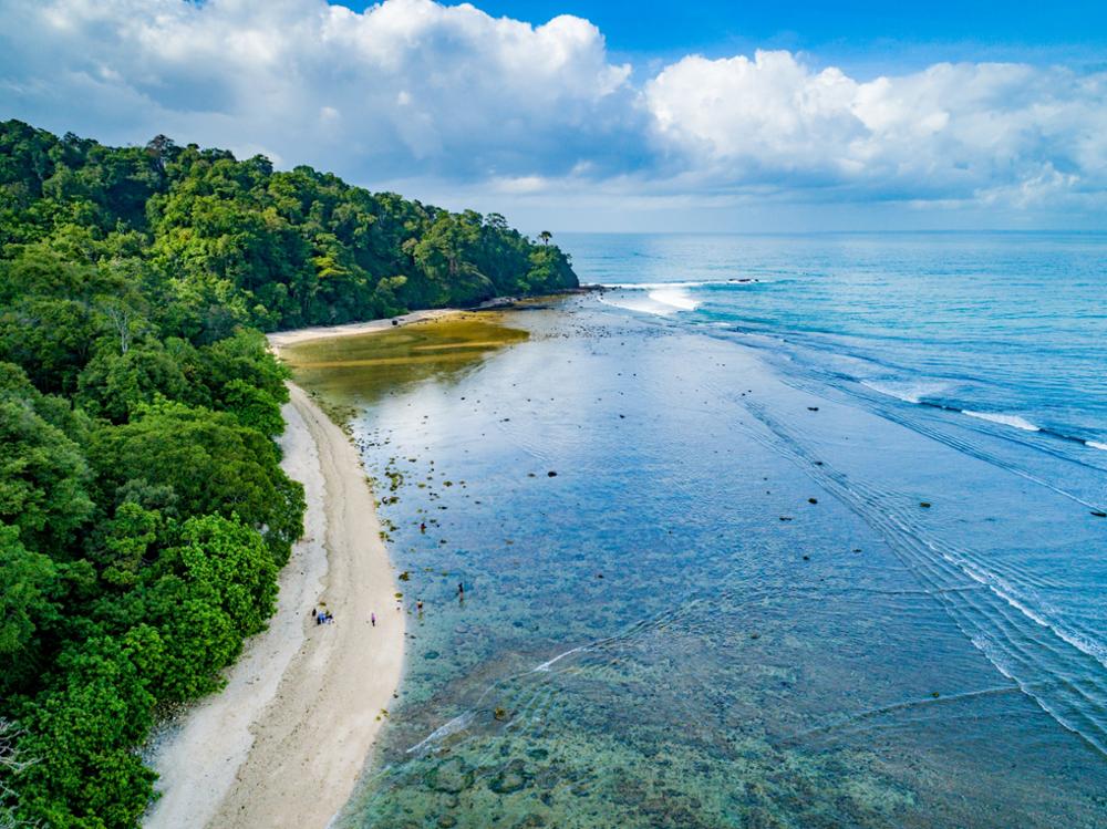 Las 5 playas más hermosas de Java para el descanso: Cincuenta tonos de azul