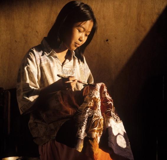 Joven fabricando un motivo, en Yogyakarta, foto © Dominic C.