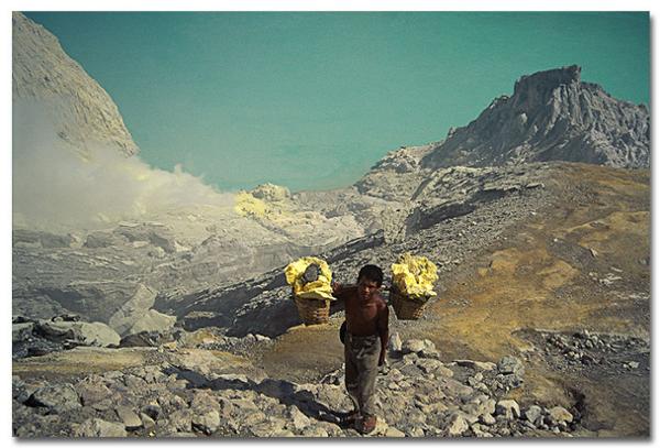 Kawah Ijen e i suoi portatori di zolfo