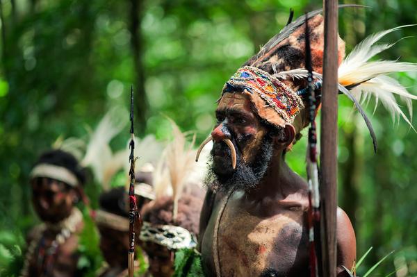 Cérémonie traditionnelle en Papouasie, terre où l'animisme est encore présent