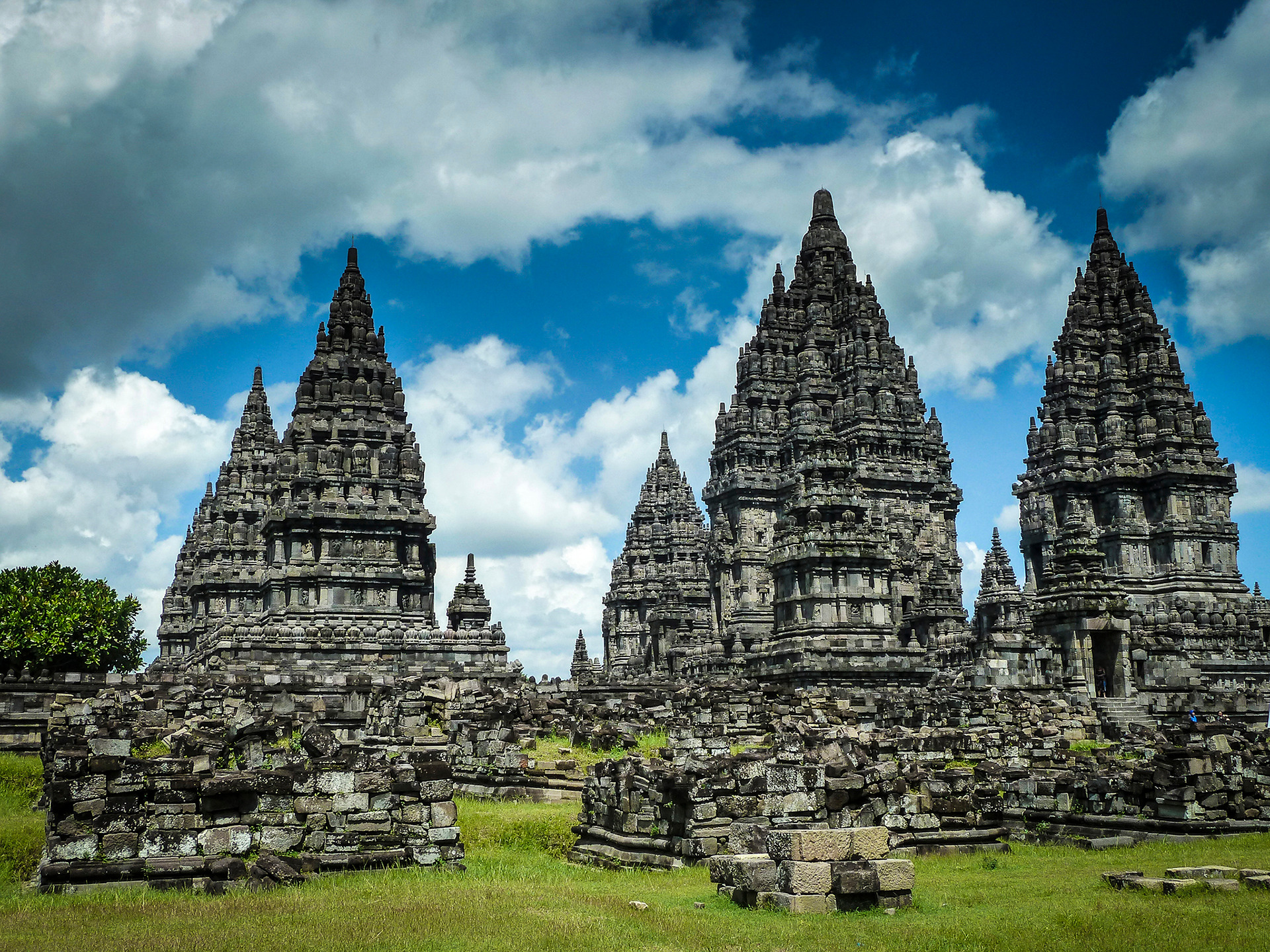 Descubrimiento de los templos de Borobudur y Prambanan