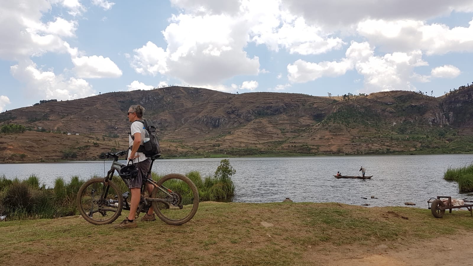 Die Landschaften des Westens von Tana mit dem Mountainbike und Wandern entdecken