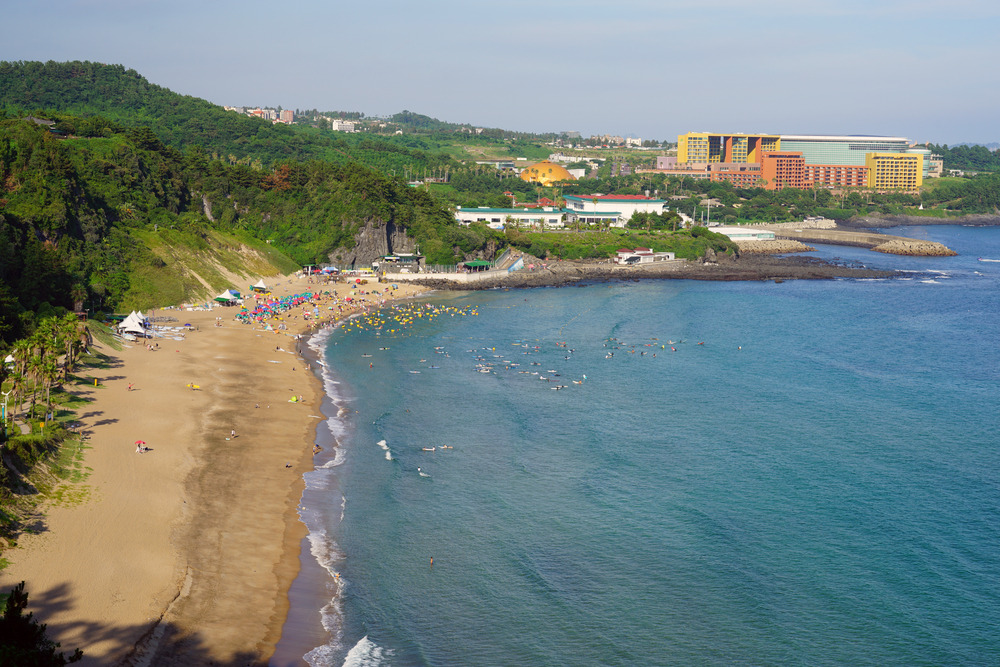 La plage de Jungmun Saekdal