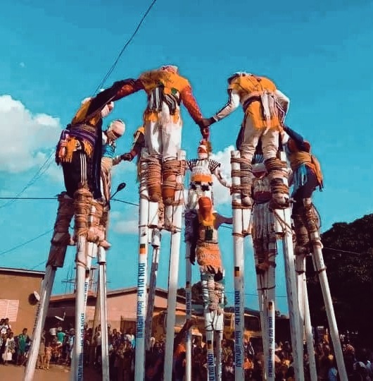 La danse sur Echasses d'Atakpame, entre ciel et terre