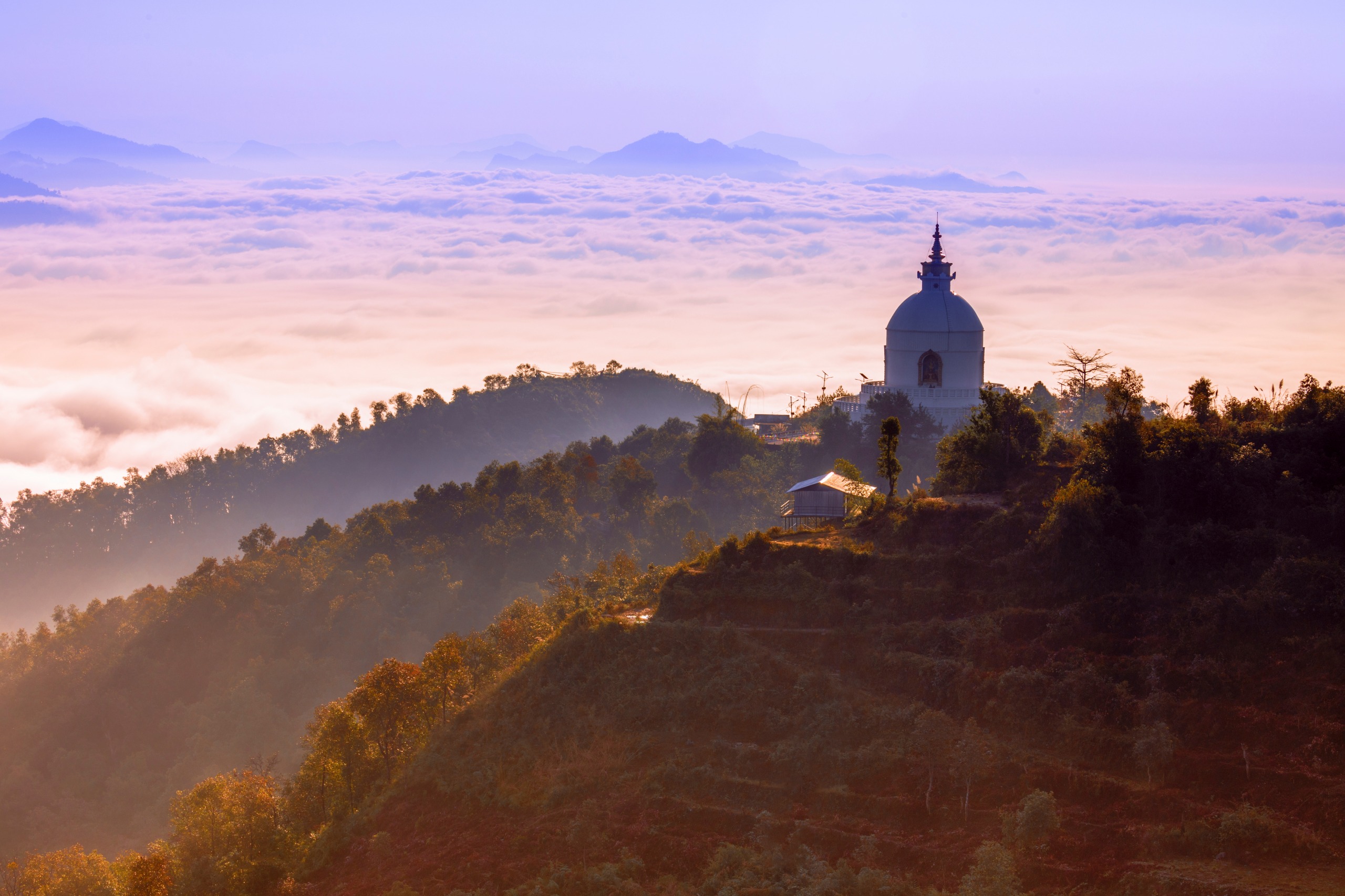 Admirer un lever de soleil près de la pagode de la paix de Pokhara
