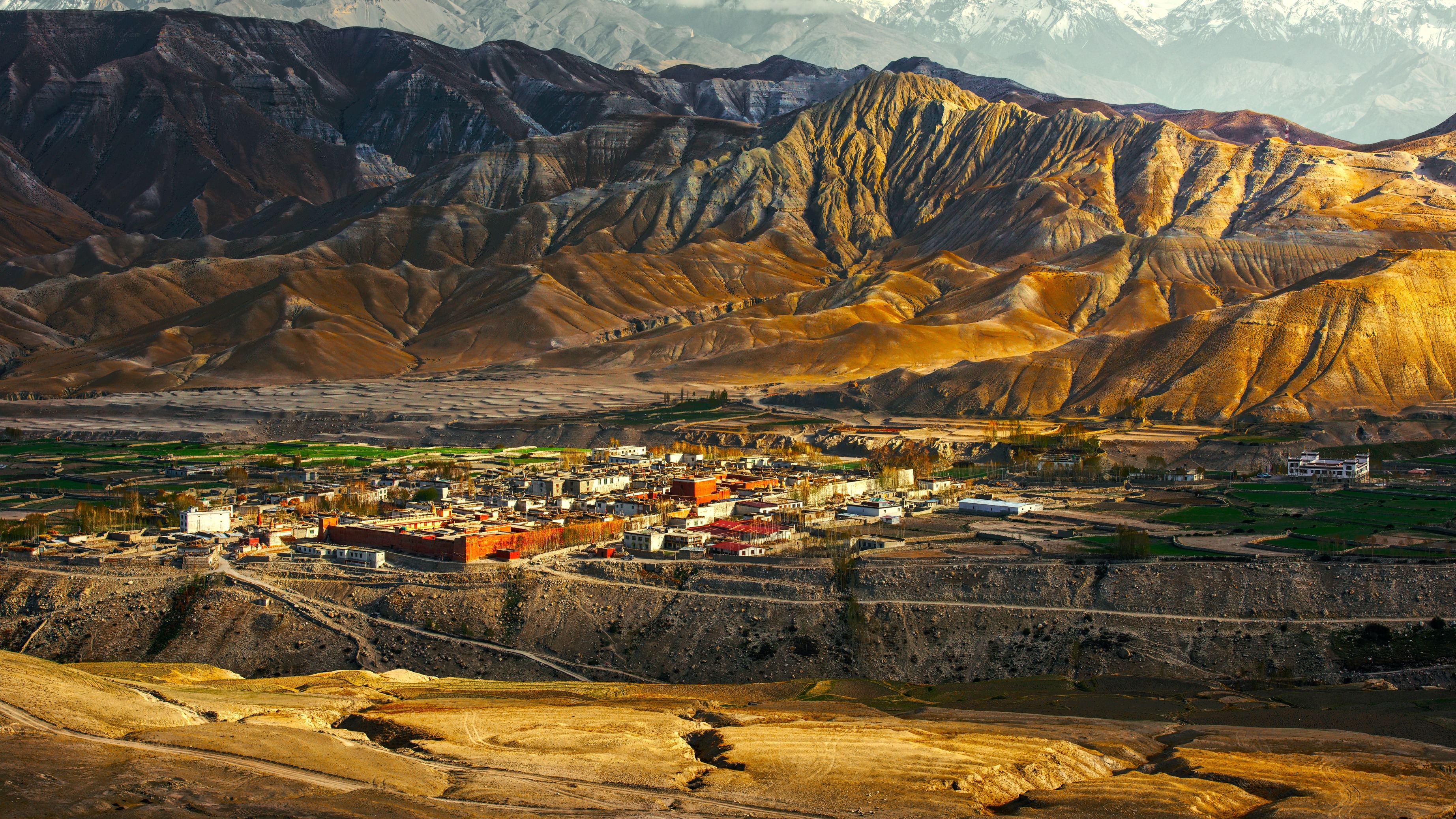 Paysage de la région Mustang et hauts plateaux en Népal
