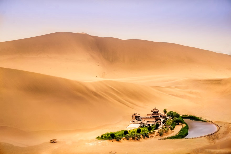Dunes chantantes de Mingsha et Lac du croissant de lune