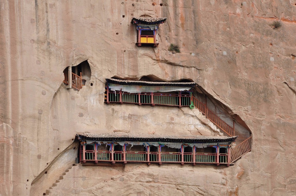 Mati si, un temple dans la falaise