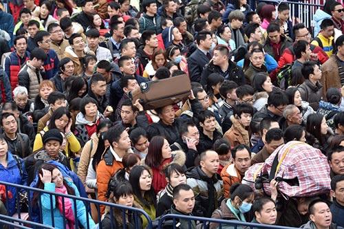 Des milliers de passagers bloqués à la gare de Canton