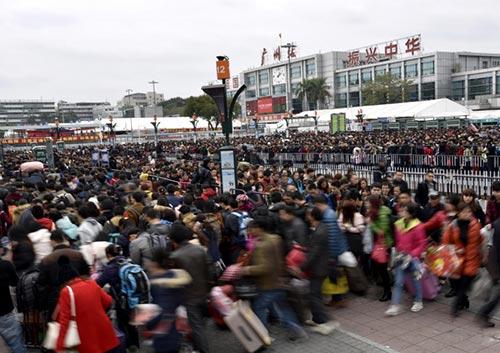 Des milliers de passagers bloqués à la gare de Canton
