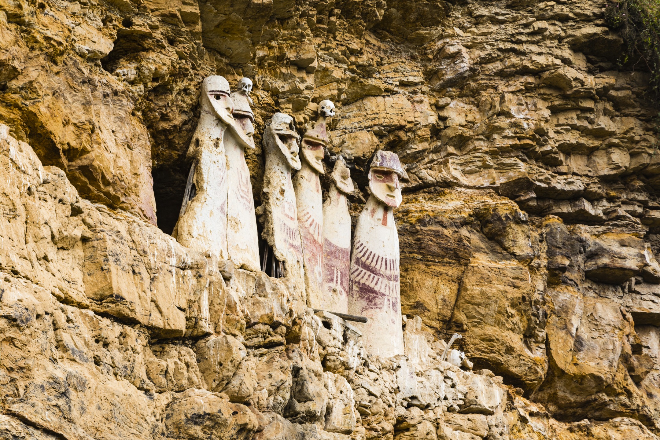 35 sarcophages de la culture Chachapoyas découverts au Pérou