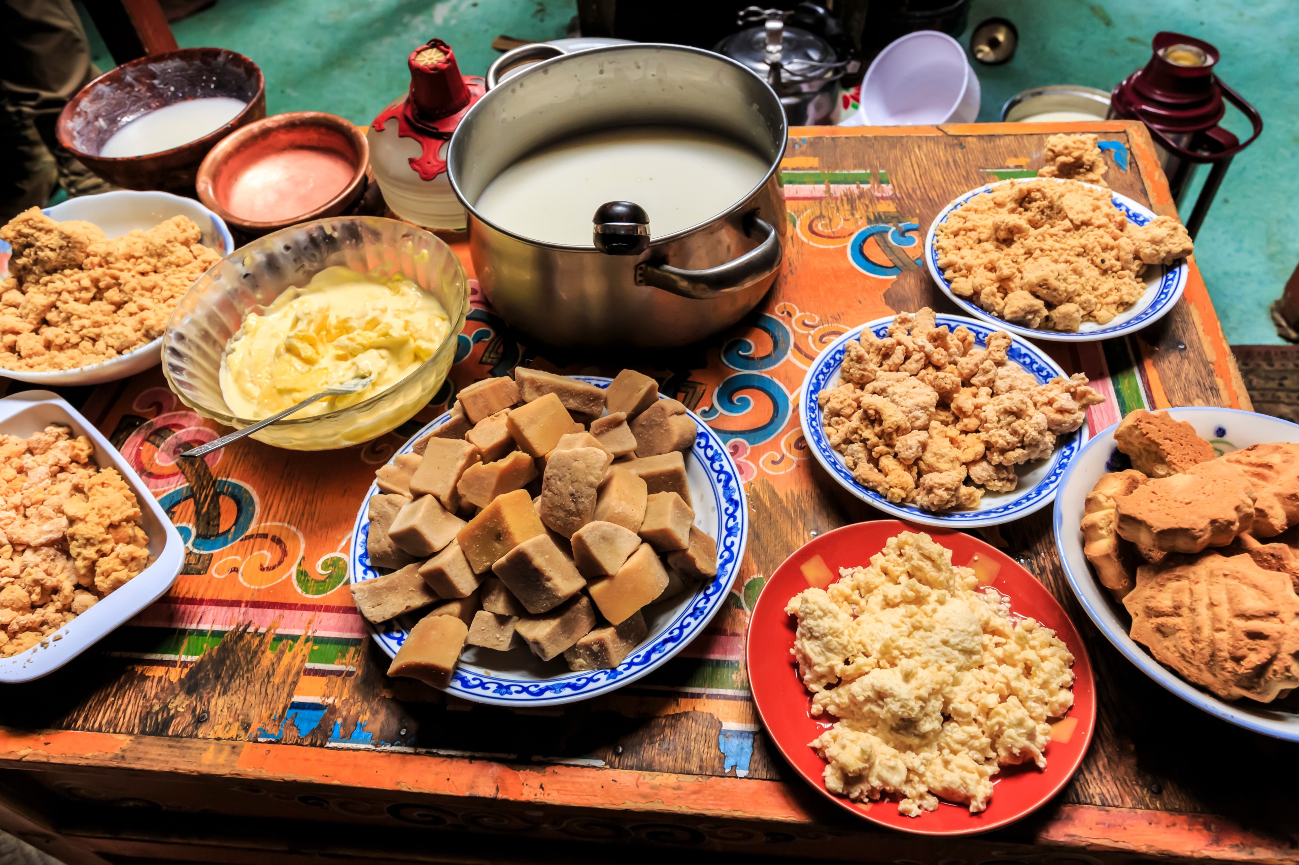 What are the traditional Mongolian dishes?