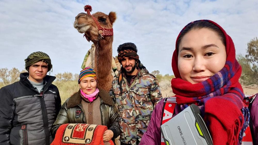 Cette femme mongole traverse le monde avec ses chameaux