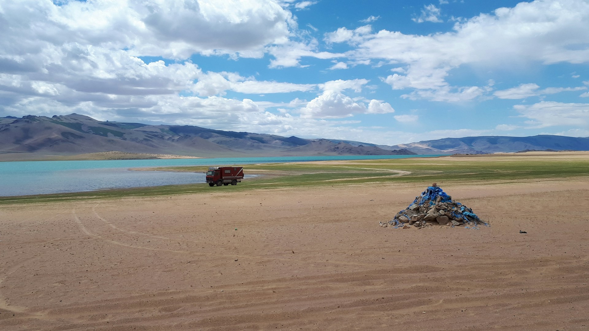 O lago azul com coração negro