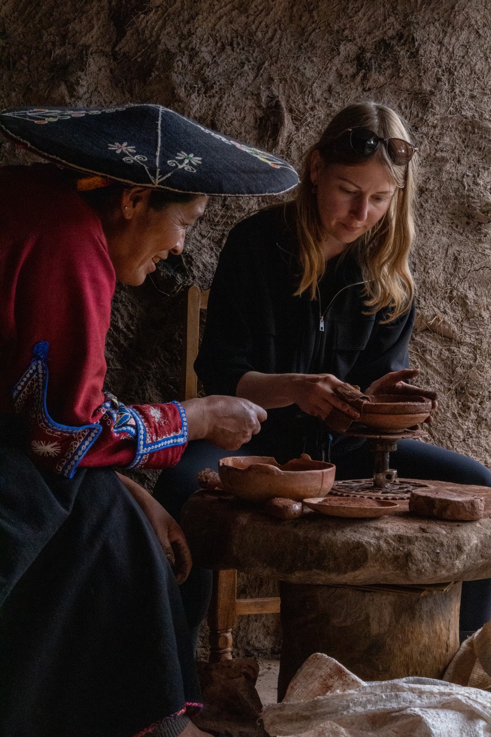 Auriane voyageuse Nomadays en compagnie d'une artisane indonésienne